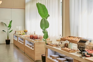 Daily buffet breakfast (EUR 16 per person) - Hotel Gran Ultonia (Girona)