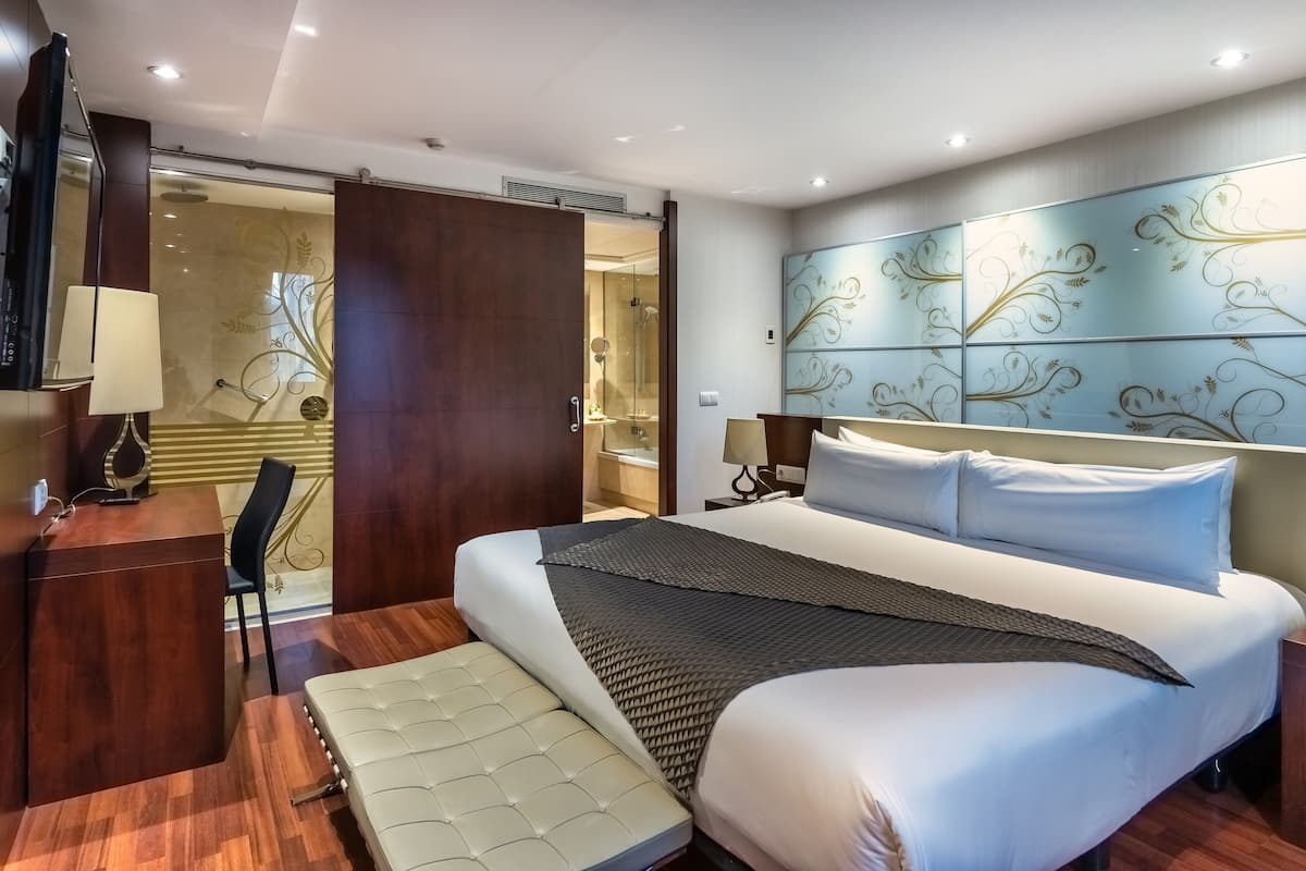 executive suite, 1 king bed | 1 bedroom, minibar, in-room safe, desk