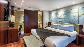 Executive suite, 1 kingsize bed | Een minibar, een kluis op de kamer, een bureau, een laptopwerkplek