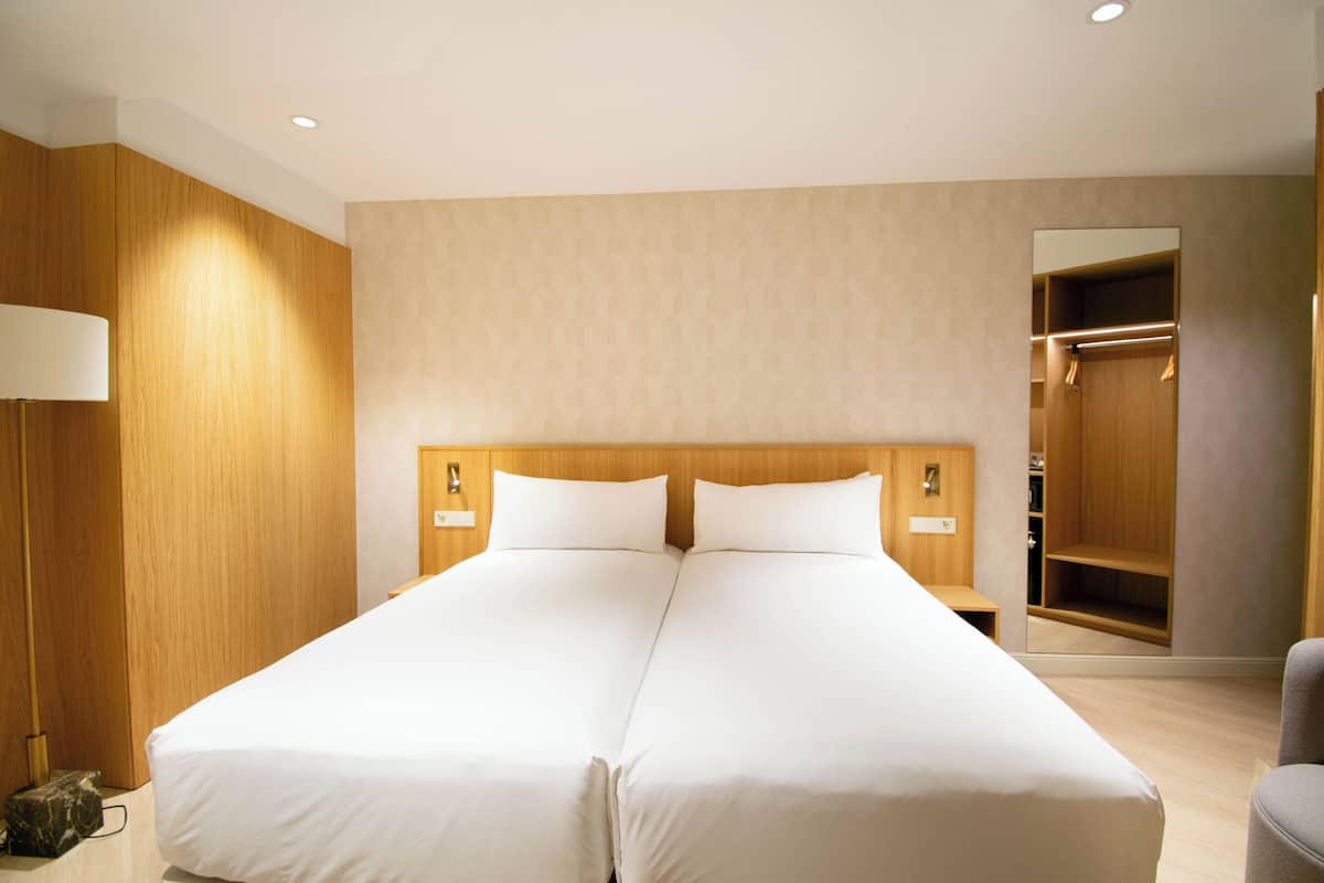 Comfort Twin Room | Minibar, in-room safe, desk, laptop workspace
