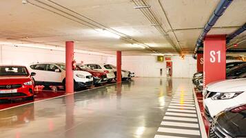 Eine mehrgeschossige Parkgarage mit Autos in zugewiesenen Parkbuchten.