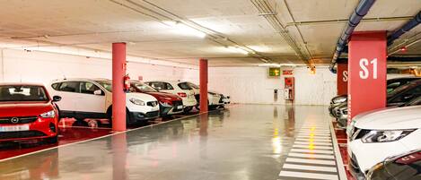 Un parking à plusieurs niveaux où les voitures sont garées dans des emplacements prévus à cet effet.