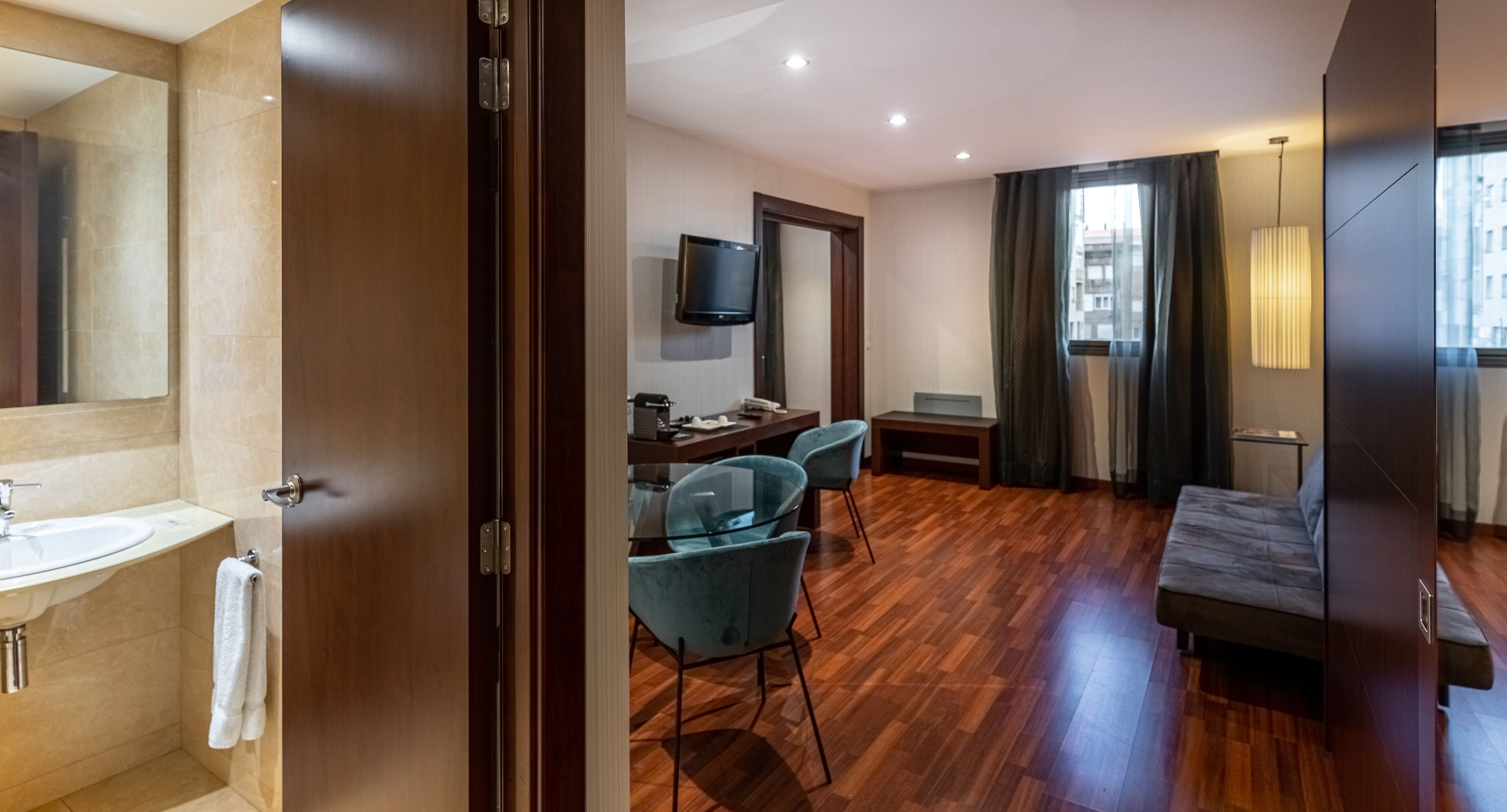 executive suite, 1 king bed | 1 bedroom, minibar, in-room safe, desk