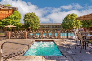 Seasonal outdoor pool, pool umbrellas, sun loungers - Best Western Plus Burley Inn & Convention Center (Burley)