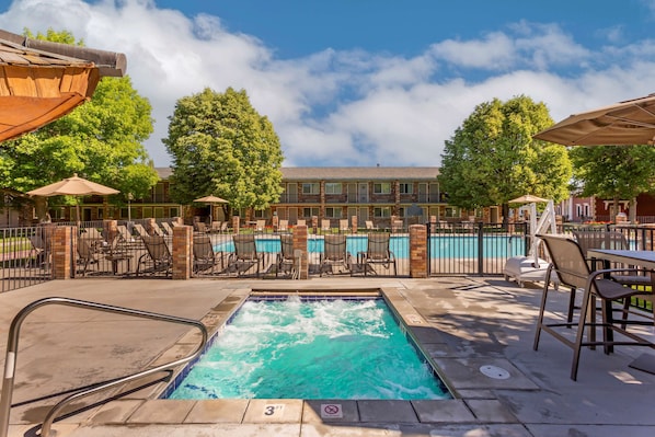 Piscine extérieure en saison, parasols, chaises longues