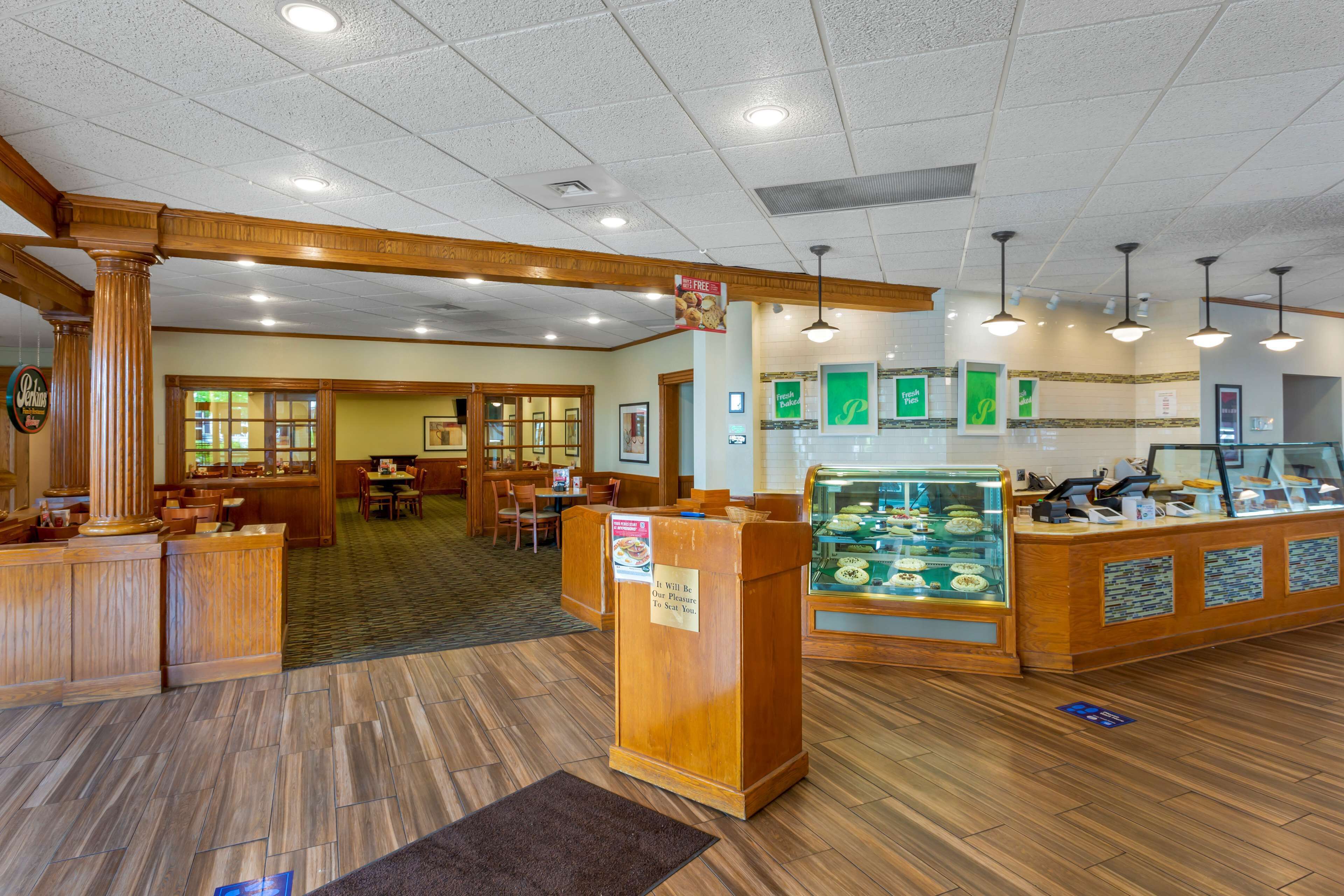 breakfast, lunch, dinner served; american cuisine