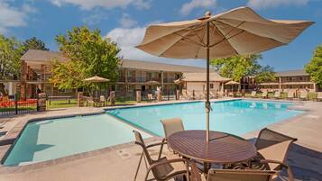 Alberca al aire libre por temporada y sombrillas en la alberca