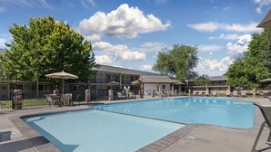 Seasonal outdoor pool, pool umbrellas, sun loungers - Best Western Plus Burley Inn & Convention Center (Burley)