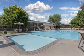 Seasonal outdoor pool, pool umbrellas, sun loungers - Best Western Plus Burley Inn & Convention Center (Burley)