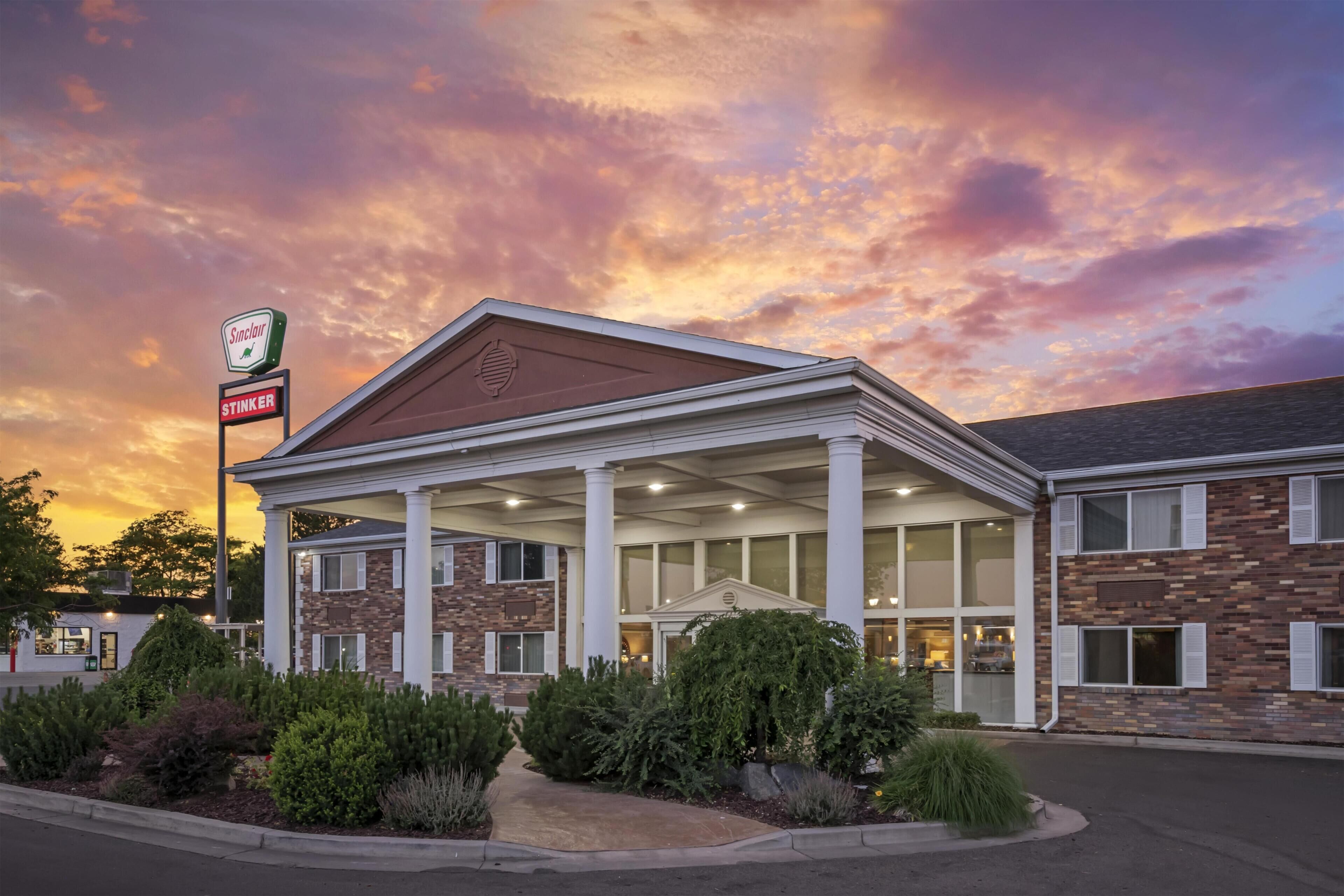 A hotel with a covered outdoor area, a brick facade, and a B&B sign.