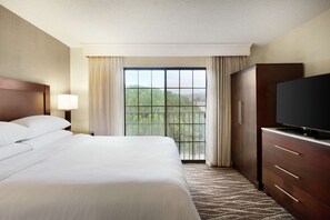 Executive Room, 1 King Bed, Non Smoking | Premium bedding, pillowtop beds, in-room safe, desk