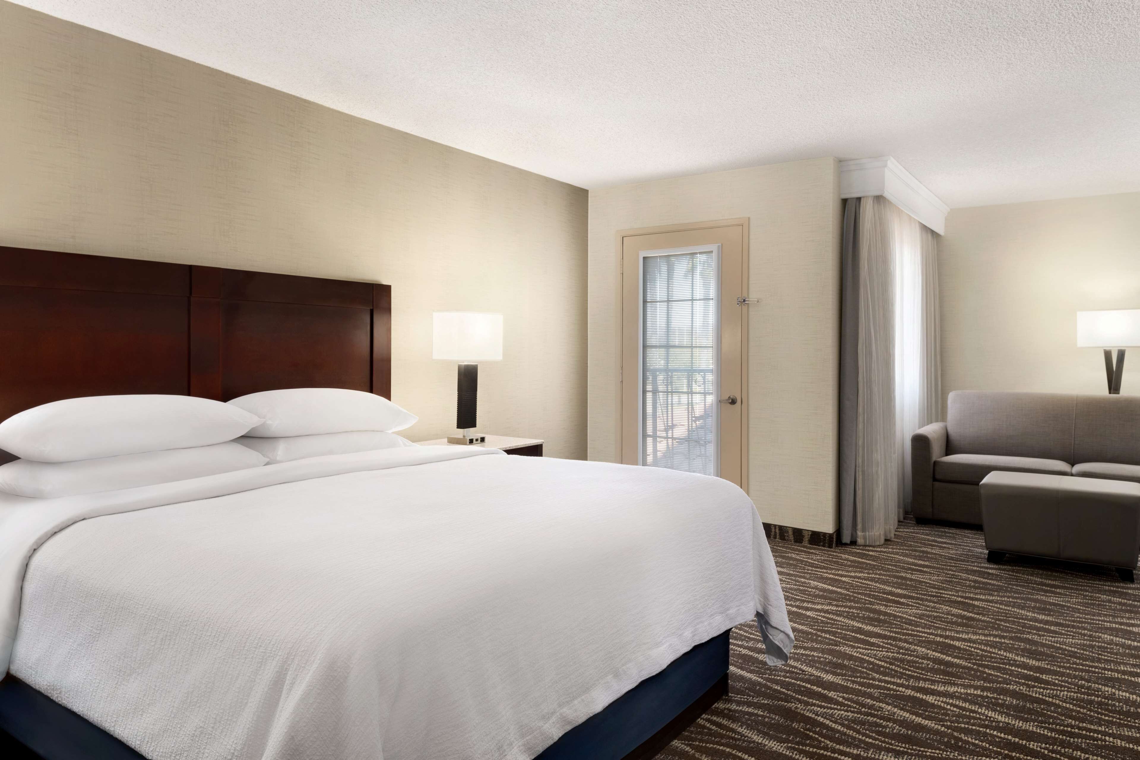 executive room, 1 king bed, non smoking | 1 bedroom, premium bedding, pillow-top beds, in-room safe