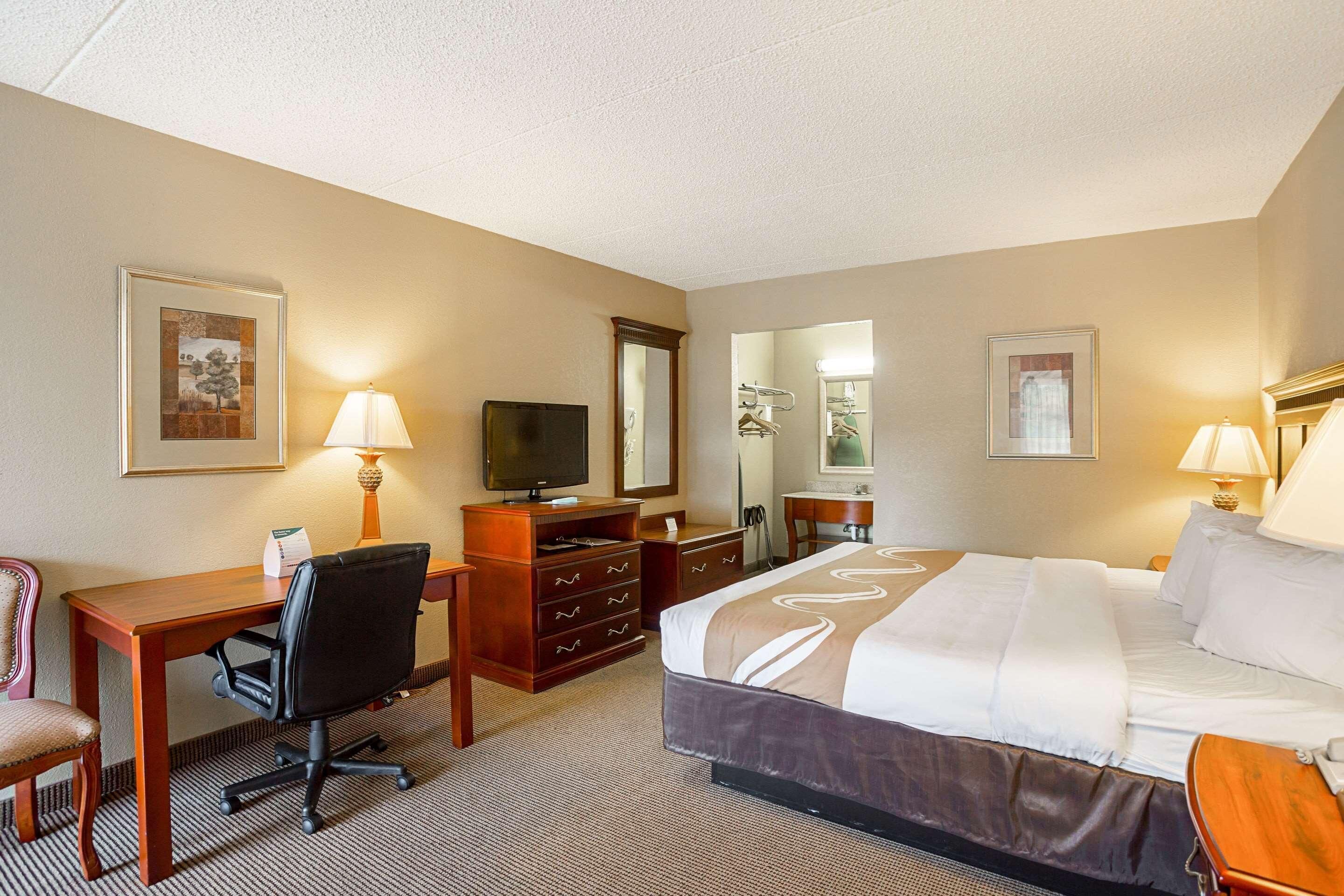 Värdeförvaringsskåp på rummet, skrivbord och strykjärn/strykbräda