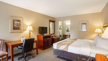 Värdeförvaringsskåp på rummet, skrivbord och strykjärn/strykbräda