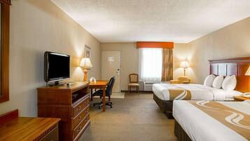 Värdeförvaringsskåp på rummet, skrivbord och strykjärn/strykbräda