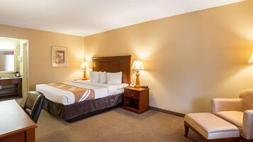 Värdeförvaringsskåp på rummet, skrivbord och strykjärn/strykbräda