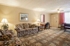 Värdeförvaringsskåp på rummet, skrivbord och strykjärn/strykbräda