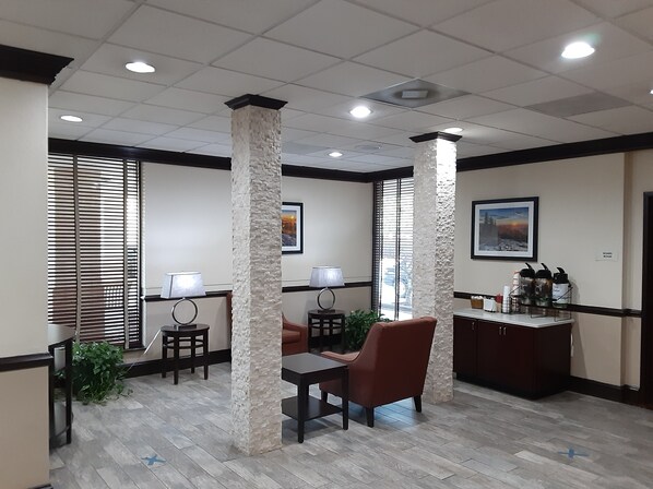 Lobby sitting area - Quality Inn Morganton Southeast (Morganton)