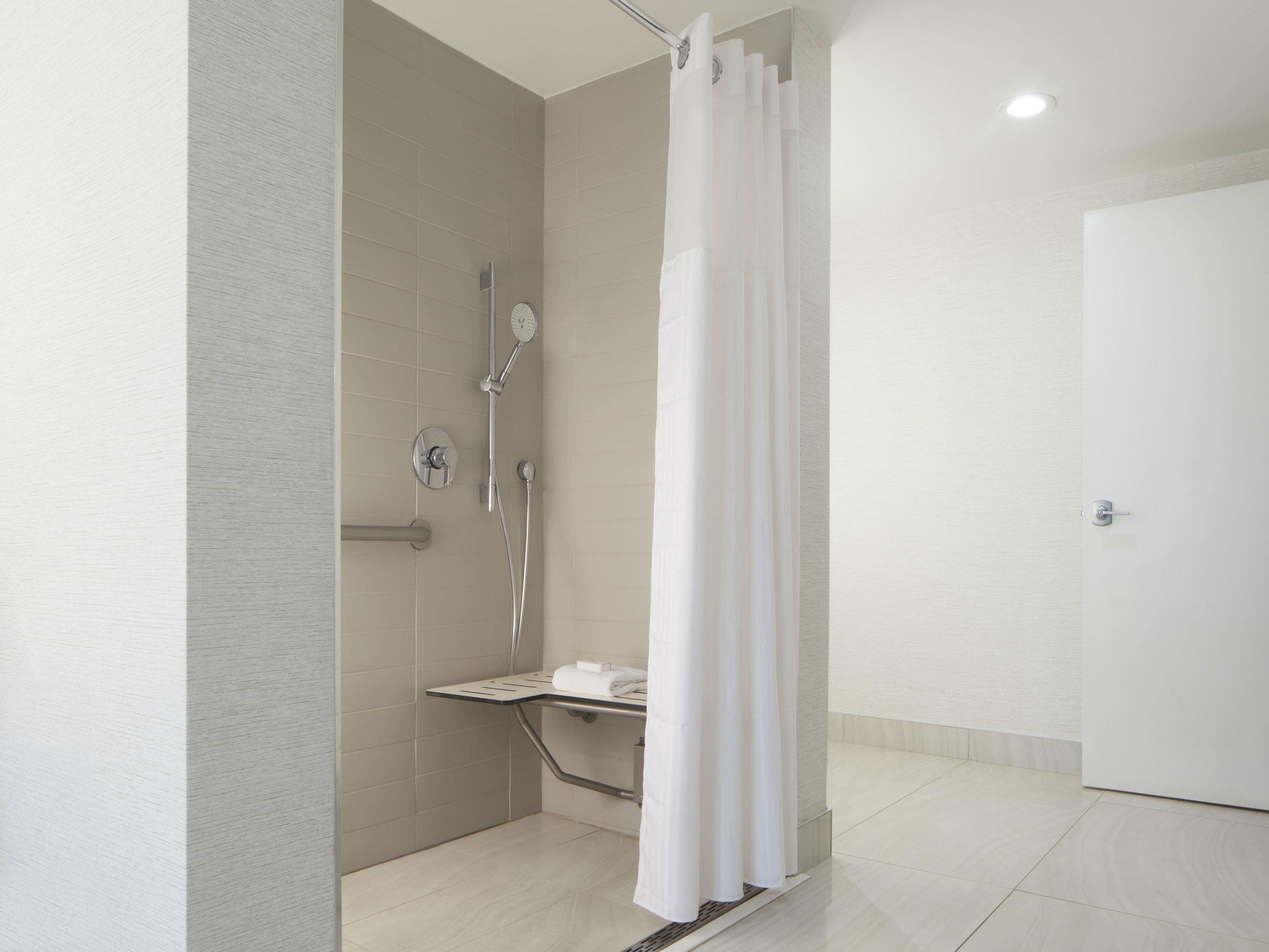 Ein modernes Badezimmer mit Dusche, Toilette und Waschbecken.