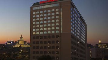 Edificio de Hilton Garden Inn de estilo arquitectónico clásico, con una cuadrícula de ventanas y techo plano.