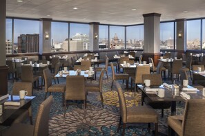 بوفيه فطور يوميًا بتكلفة قدرها (21.95 USD للشخص)