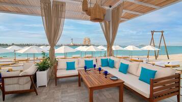 6 restaurantes, se sirven desayunos, comidas y cocina mediterránea