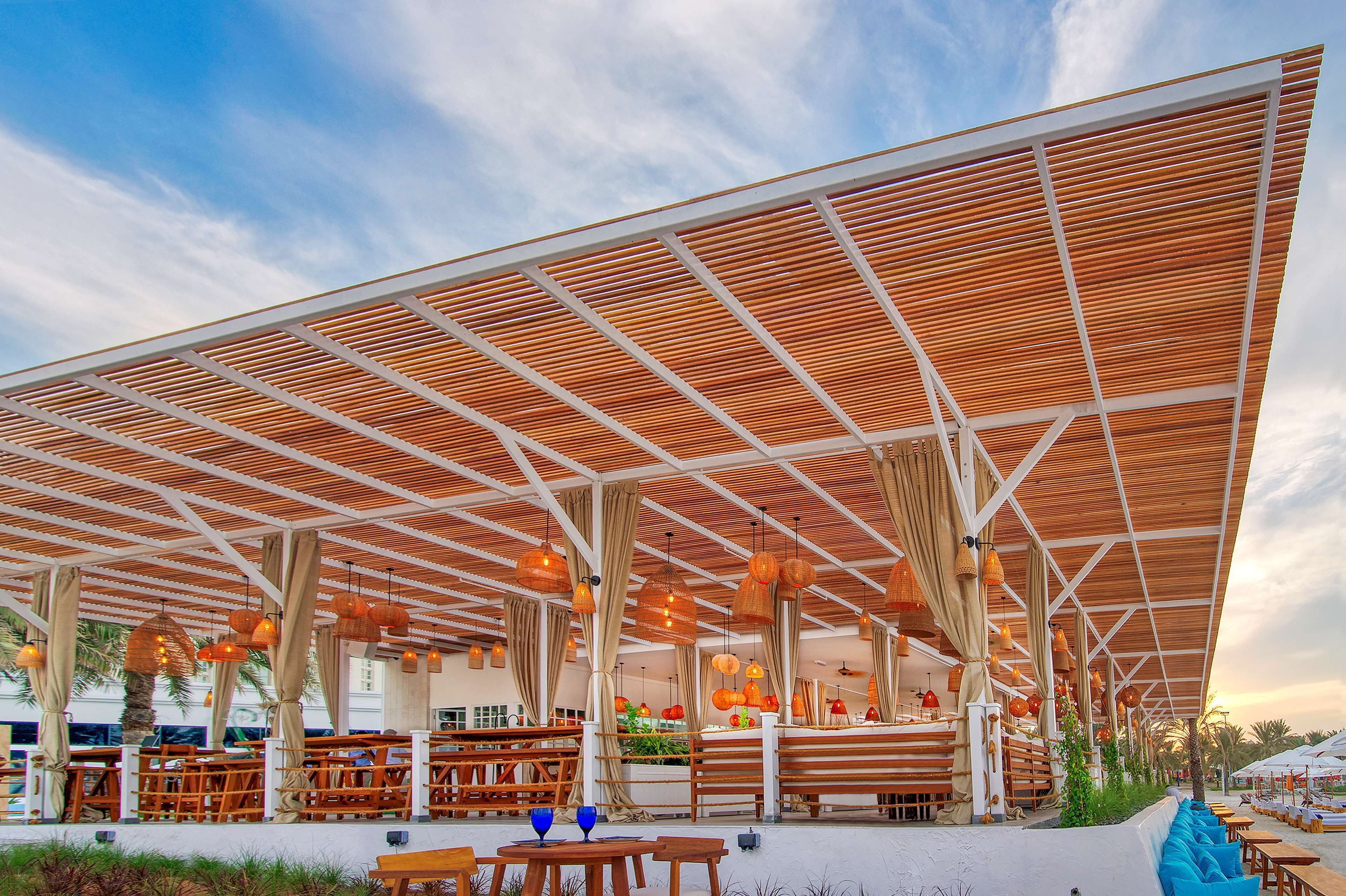 6 restaurantes, se sirven desayunos, comidas y cocina mediterránea