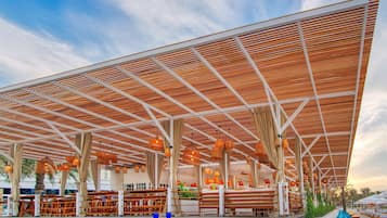 6 restaurantes, se sirven desayunos, comidas y cocina mediterránea