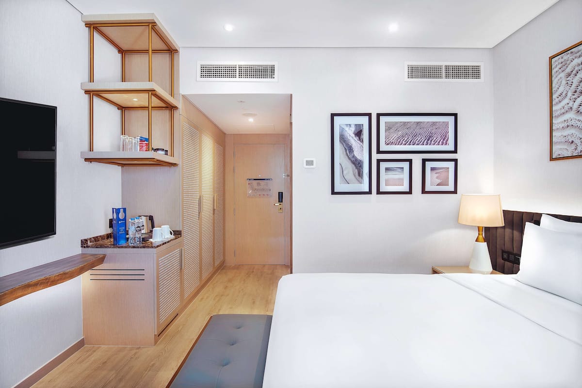 1 bedroom, premium bedding, minibar, desk