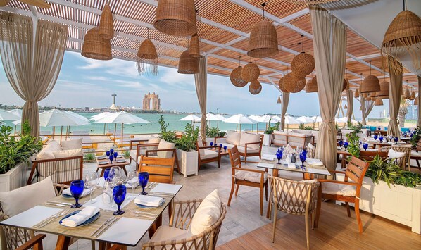 6 restaurants; breakfast, lunch, dinner, and brunch served