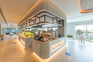 Bữa sáng buffet hàng ngày (100 AED/mỗi người) 