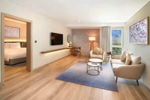 Suite – premium, sjøutsikt | Sengetøy av topp kvalitet, minibar og skrivebord