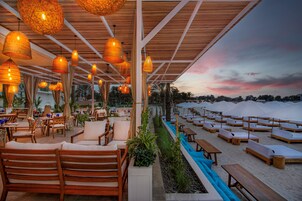 6 restaurantes; se sirve desayuno, almuerzo y cena; cocina mediterránea