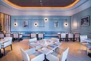 6 restaurants, breakfast, lunch, dinner served; Mediterranean cuisine