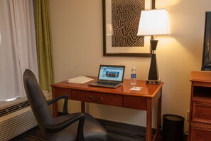 Sengetøy av topp kvalitet, safe på rommet og skrivebord