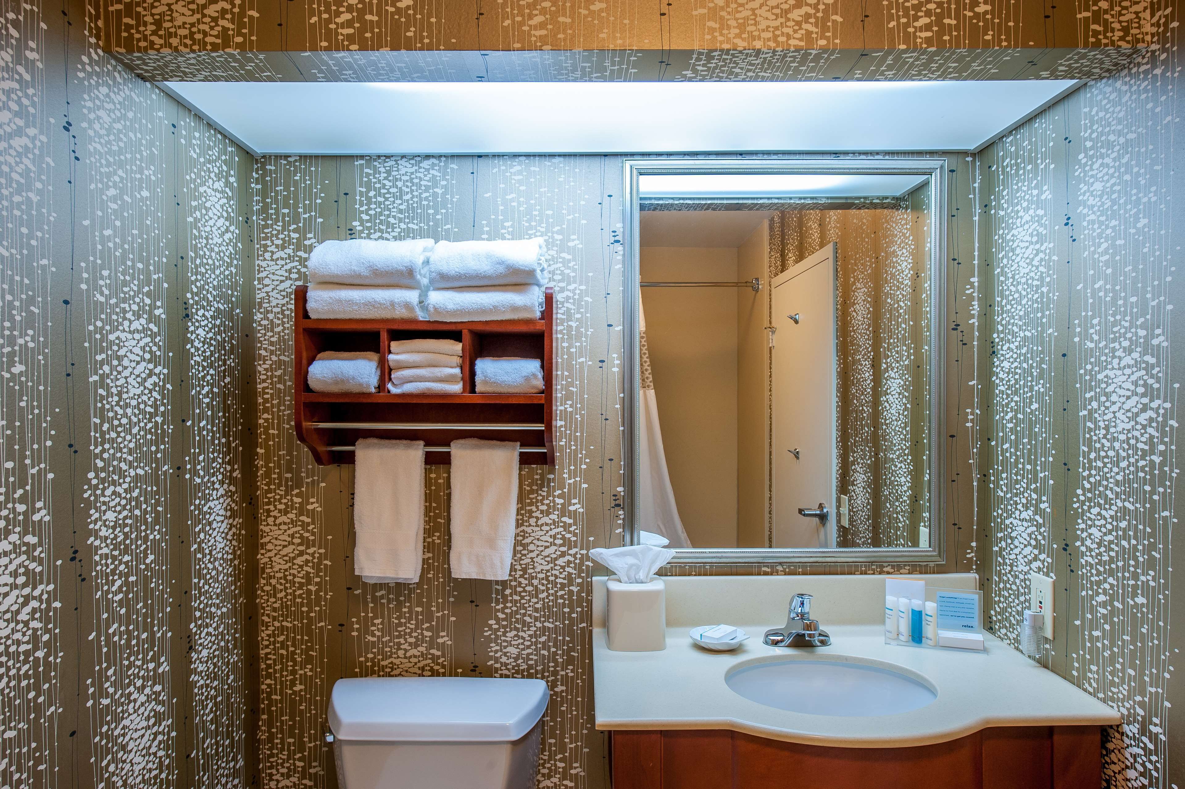 combined shower/bathtub, eco-friendly toiletries, hair dryer, towels