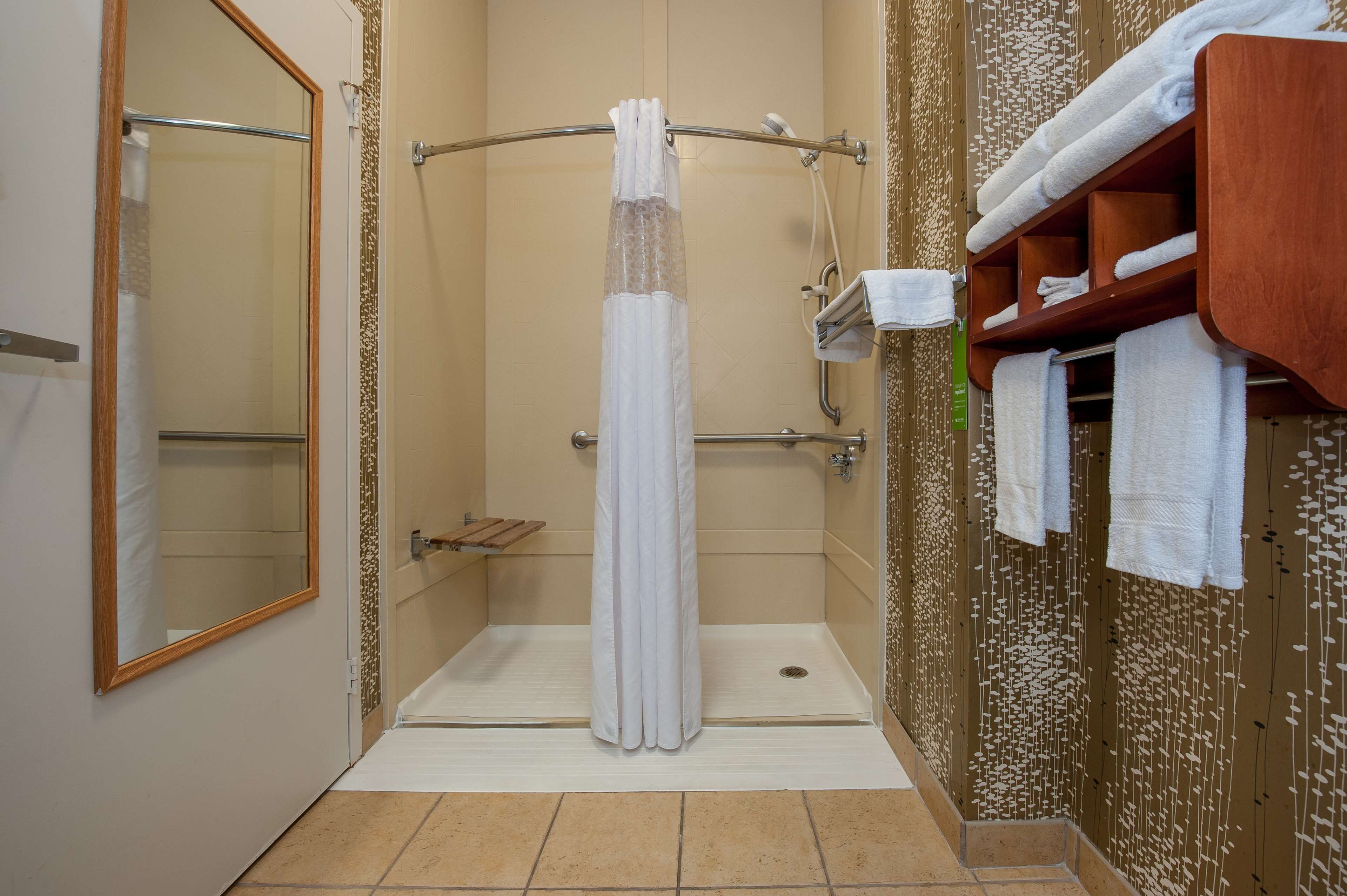 combined shower/bathtub, eco-friendly toiletries, hair dryer, towels