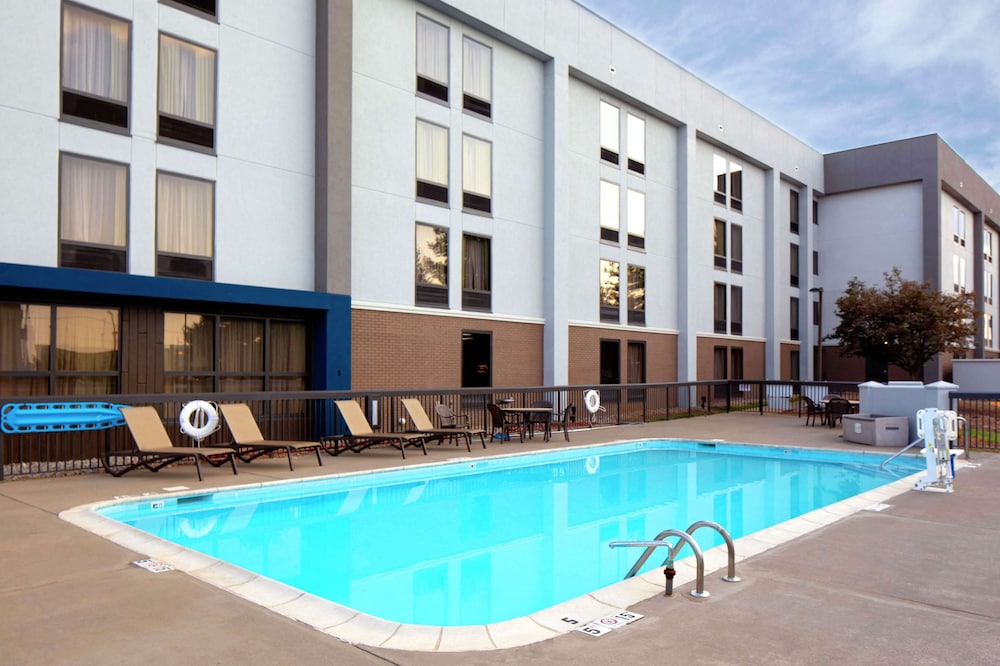 Hampton Inn Bowling Green image