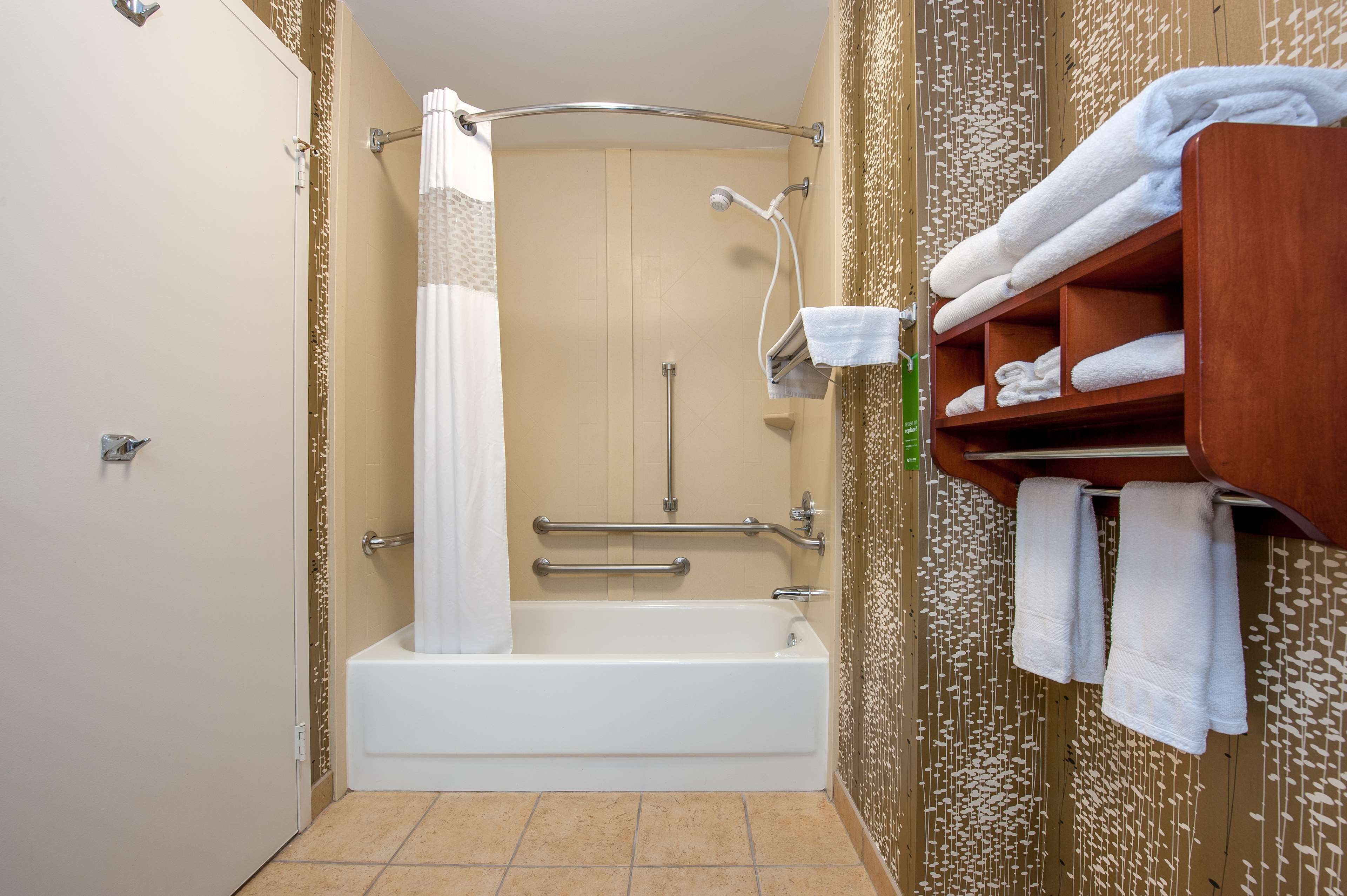 combined shower/bathtub, eco-friendly toiletries, hair dryer, towels
