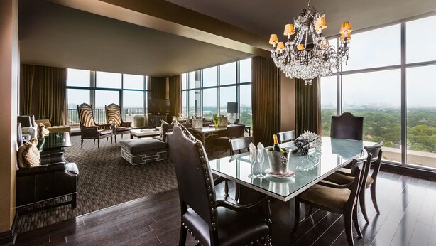 A spacious living area with a dining table, chairs, and a chandelier. - Hotel Zaza Houston Museum District (Houston)