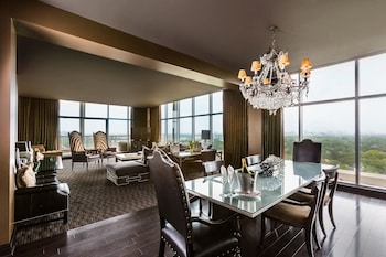 Premium bedding, pillowtop beds, minibar, in-room safe at Hotel Zaza Houston Museum District