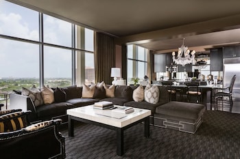 Premium bedding, pillowtop beds, minibar, in-room safe at Hotel Zaza Houston Museum District