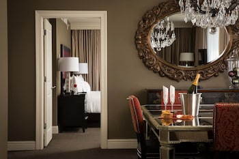 Premium bedding, pillowtop beds, minibar, in-room safe at Hotel Zaza Houston Museum District
