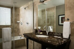 Suite Junior, 1 letto king | Bagno | Doccia idromassaggio, set di cortesia firmato, asciugacapelli