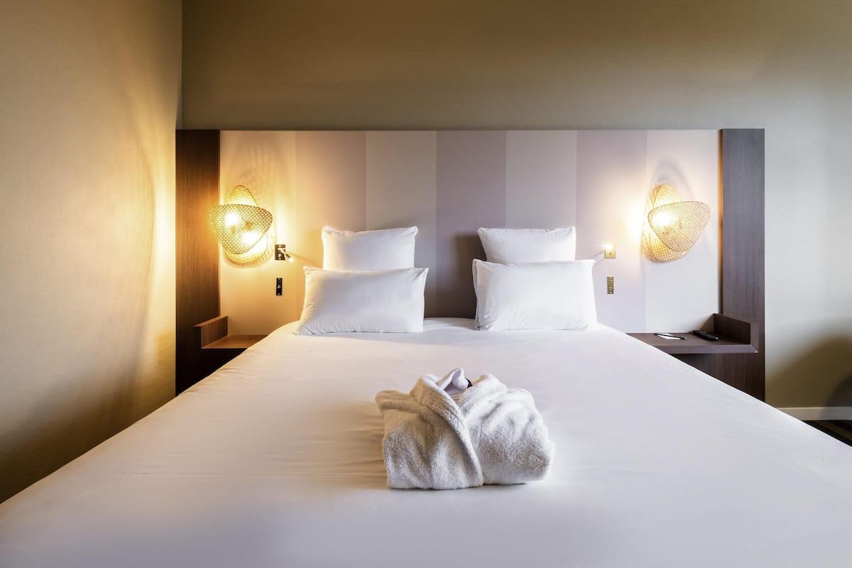 Premium bedding, minibar, in-room safe, desk