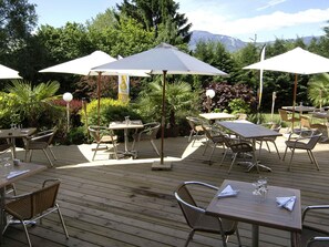Breakfast, lunch, dinner served; French cuisine - Mercure Grenoble Meylan (Meylan)