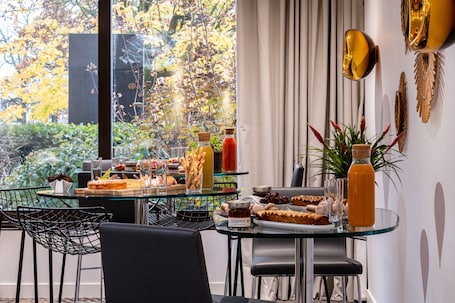 Breakfast, lunch, dinner served; French cuisine