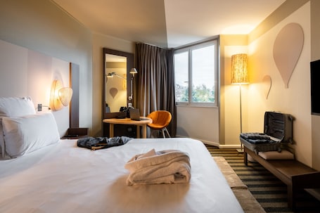 Superior Room, 1 Double Bed | Premium bedding, minibar, in-room safe, desk. Mercure Grenoble Meylan