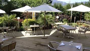 Se sirven desayunos, almuerzos y cenas; cocina francesa