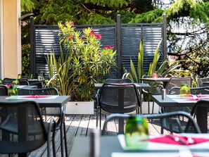 供應早餐、午餐、晚餐；法國菜